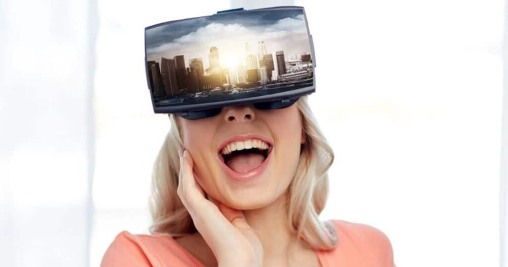 žena s brýlemi s virtuální realitou